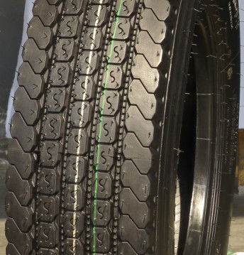 O caminhão radial do preço de fábrica monta pneus a resistência de desgaste excelente AR111 da capacidade de carregamento 8.25R16LT